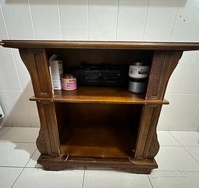 Mobile antico in legno lavorato – stile classico