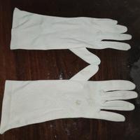 Guanti da donna bianchi con macchie