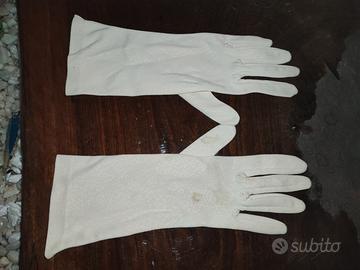 Guanti da donna bianchi con macchie