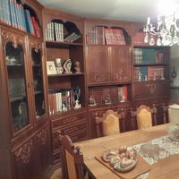 vetrina, tavolo e 8 sedie 