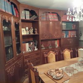 vetrina, tavolo e 8 sedie 