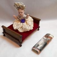 Casa Bambole Bambolina Su Divanetto Miniature Doll