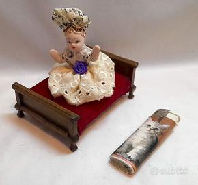 Casa Bambole Bambolina Su Divanetto Miniature Doll