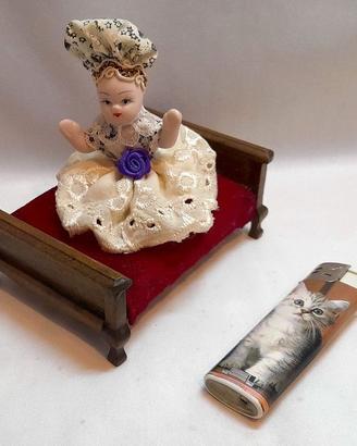 Casa Bambole Bambolina Su Divanetto Miniature Doll