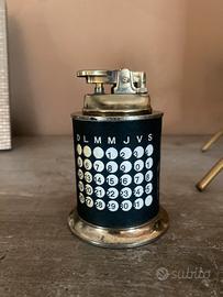 Accendino con calendario perpetuo anni 70
