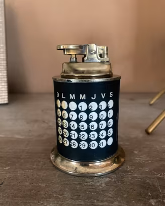 Accendino con calendario perpetuo anni 70