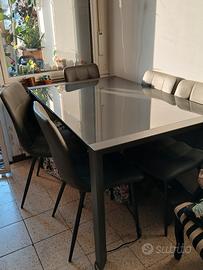 Tavolo da pranzo moderno  in vetro  e sedie