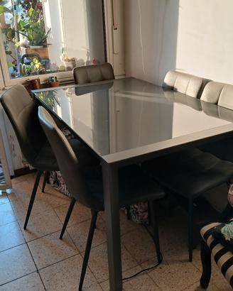 Tavolo da pranzo moderno  in vetro  e sedie