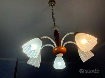 Lampadario in vetro e legno