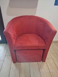 Poltrona con pouf estraibile