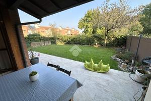 VILLA A SCHIERA D'ANGOLO A PAULLO