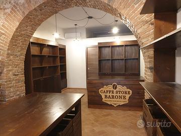 Arredi artigianali in legno per negozio