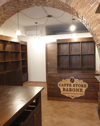 Arredi artigianali in legno per negozio