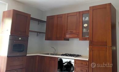 Cucina classica in legno massello con elettrodomes