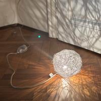 Lampada in filo di allumino intrecciato