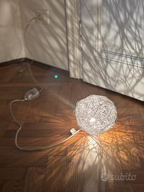 Lampada in filo di allumino intrecciato