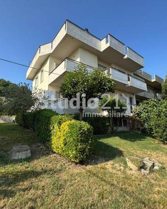 Villa di 220 m² con più di 5 locali e box auto a L