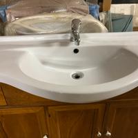 Mobile da bagno con lavandino e specchio