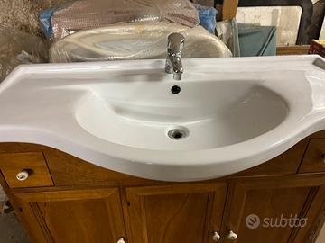 Mobile da bagno con lavandino e specchio