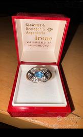 anello di oro con pietra e diamanti
