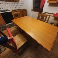 Tavolo di legno con sedie