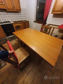 Tavolo di legno con sedie