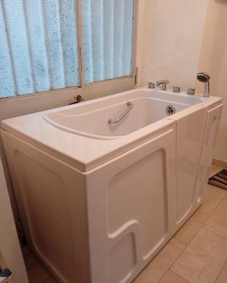 vasca con seduta e sportello 