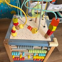 Cubo con giochi per bambini/e