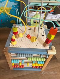Cubo con giochi per bambini/e