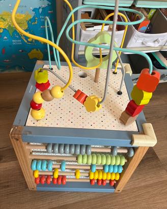 Cubo con giochi per bambini/e