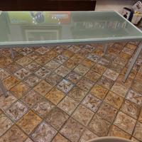 Tavolo da cucina in vetro temperato e struttura in