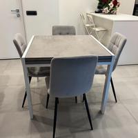 Tavolo 90x90 con 6 sedie di velluto