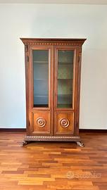 Vetrina Classica in Legno con Dettagli Intagliati