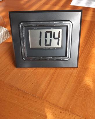 orologio digitale da tavolo o da parete