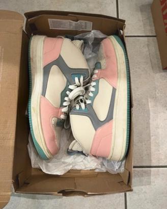 Scarpe da ginnastica rosa e azzurre