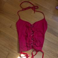 Top rosso vintage con laccio frontale 
