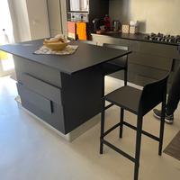 Isola cucina con sgabelli