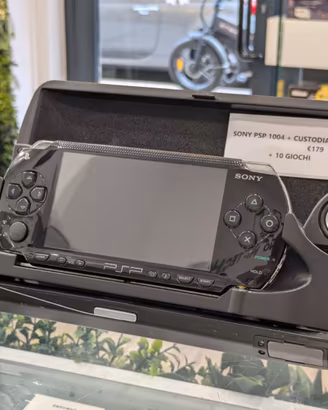 SONY PSP 1004 + Custodia  Nyko Theatre + 10 GIOCHI