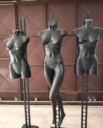 TRE MANICHINI DONNA PER ARR DO NEGOZIO 
