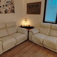 Due divani bianchi in pelle 