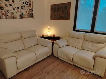 Due divani bianchi in pelle 