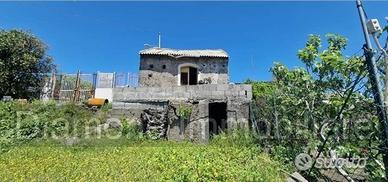 Rustico con terreno a Piedimonte Etneo