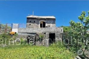 Rustico con terreno a Piedimonte Etneo