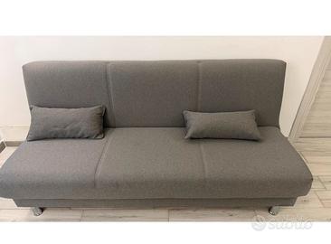 Divano di stoffa grigio  tre posti.