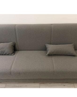 Divano di stoffa grigio  tre posti.