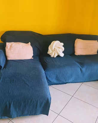 Divano angolare  blu con chaise longue a Modena