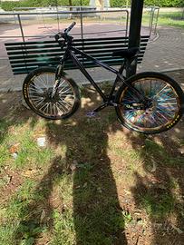 Bici da dirt modificata in wheelie prezzo trattabi