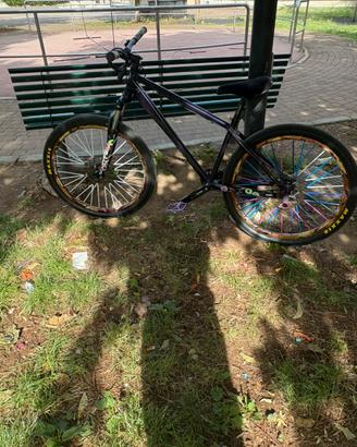 Bici da dirt modificata in wheelie prezzo trattabi