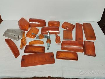 Lotto plastiche di copertura frecce auto e varie