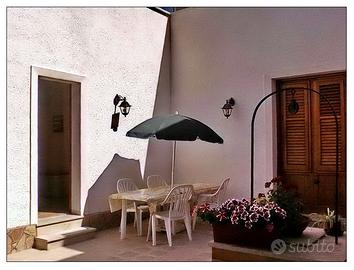 Colombo 40: 8 posti/doppi servizi/350 m dal mare